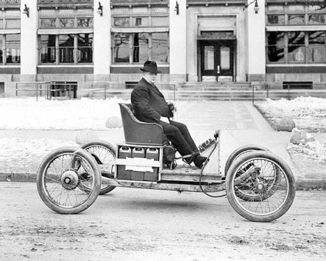 Άνδρας πάνω σε πρωτότυπο ηλεκτρικό αυτοκίνητο, ασπρόμαυρη φωτογραφία