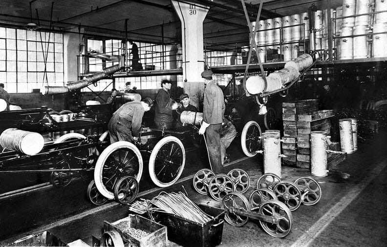 Άνδρες σε εργοστάσιο συναρμολόγησης αυτοκινήτων του 1900