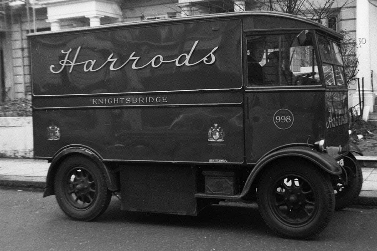 Ηλεκτρικό όχημα του 1930 με την επιγραφή Harrods