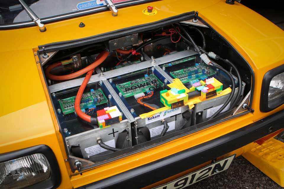 Οι μπαταρίες κίτρινου ηλεκτρικού αυτοκινήτου Enfield 8000