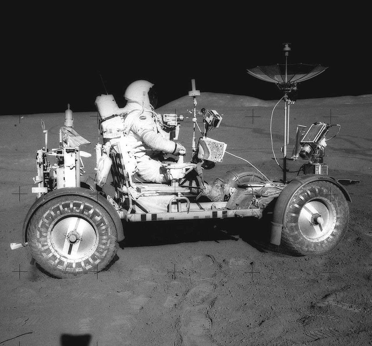Το ηλεκτρικό Lunar Roving Vehicle στην επιφάνεια της Σελήνης