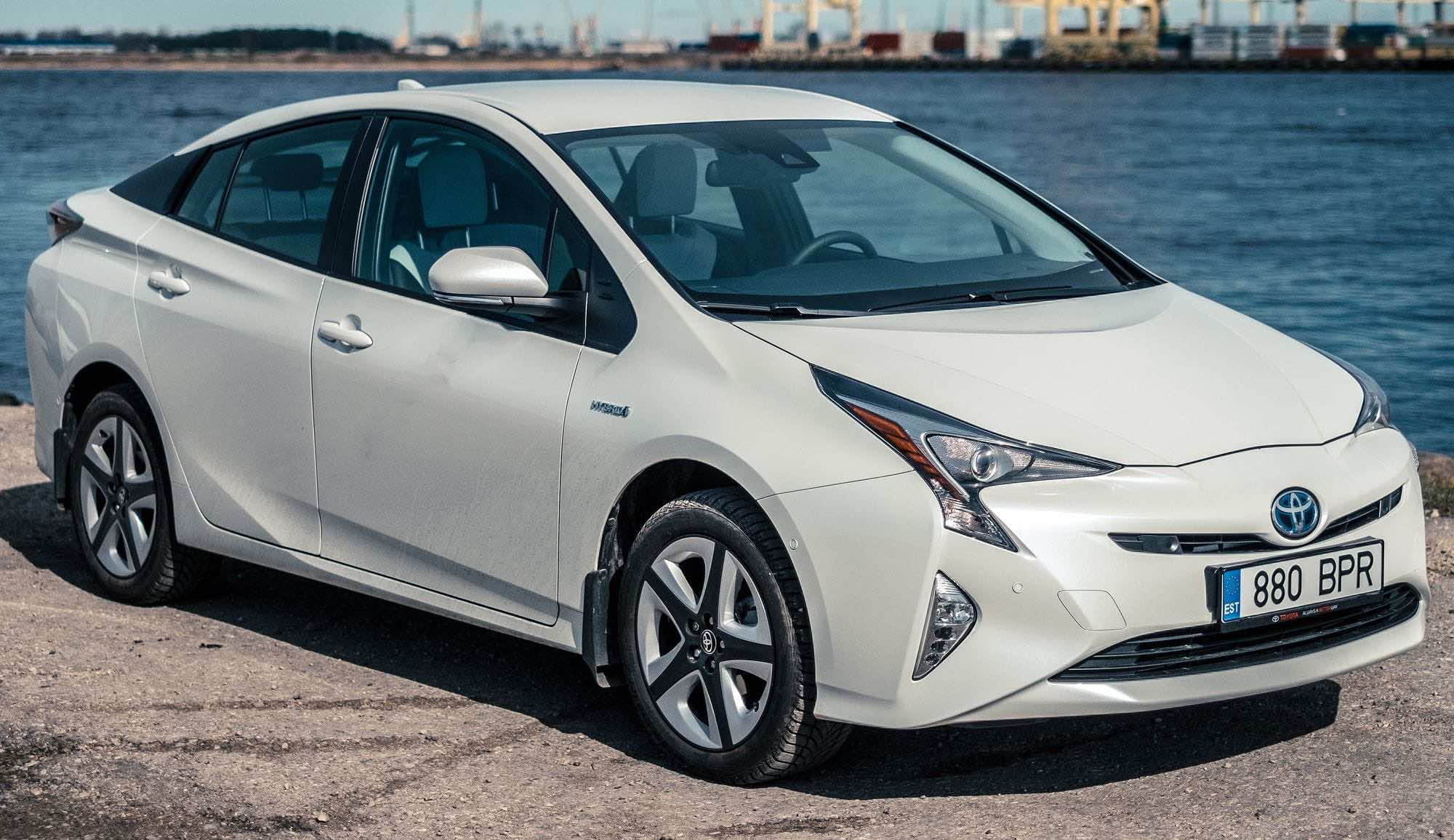 Λευκό ηλεκτρικό αυτοκίνητο Toyota Prius