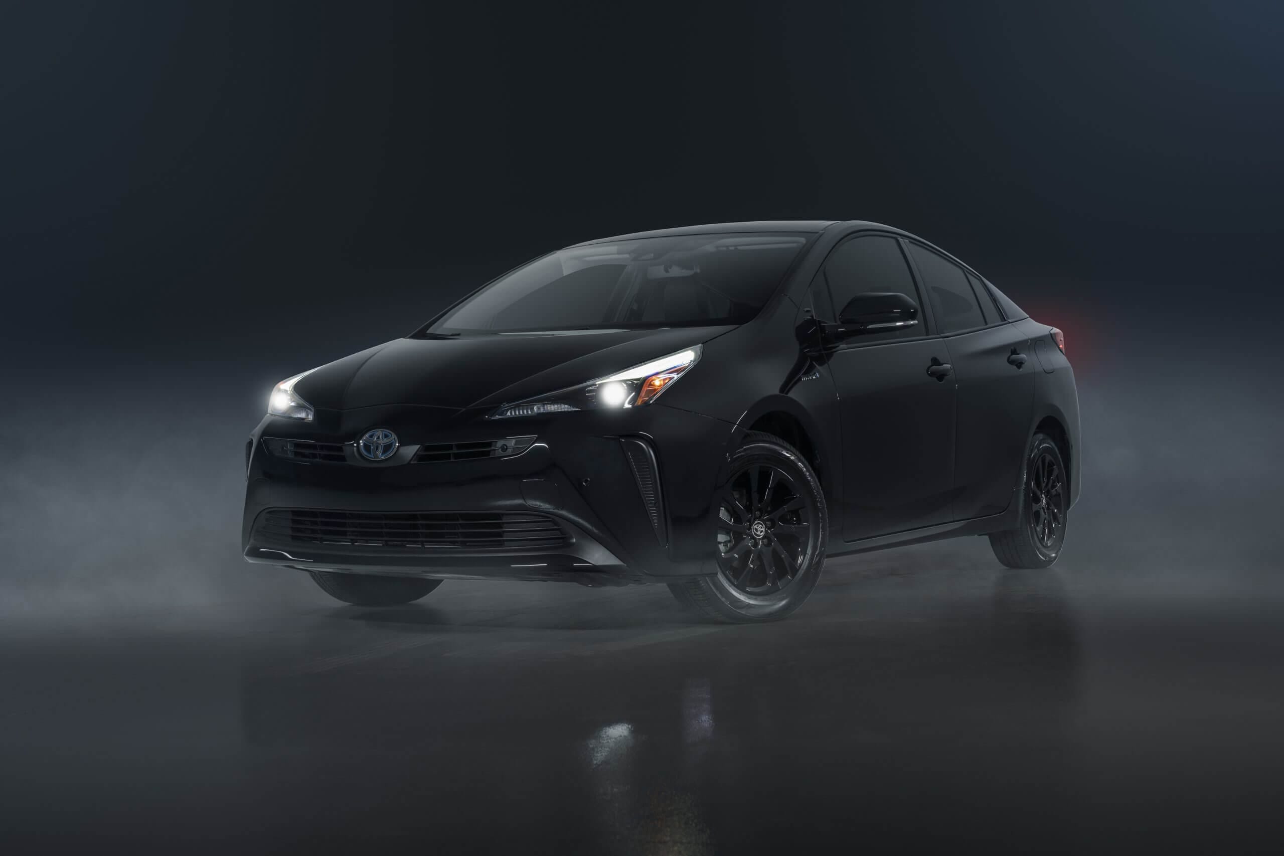 Μαύρο ηλεκτρικό αυτοκίνητο Toyota Prius σε μαύρο φόντο