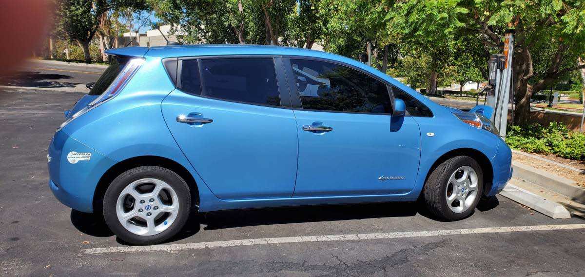 Μπλε Nissan Leaf ηλεκτρικό όχημα φορτίζει