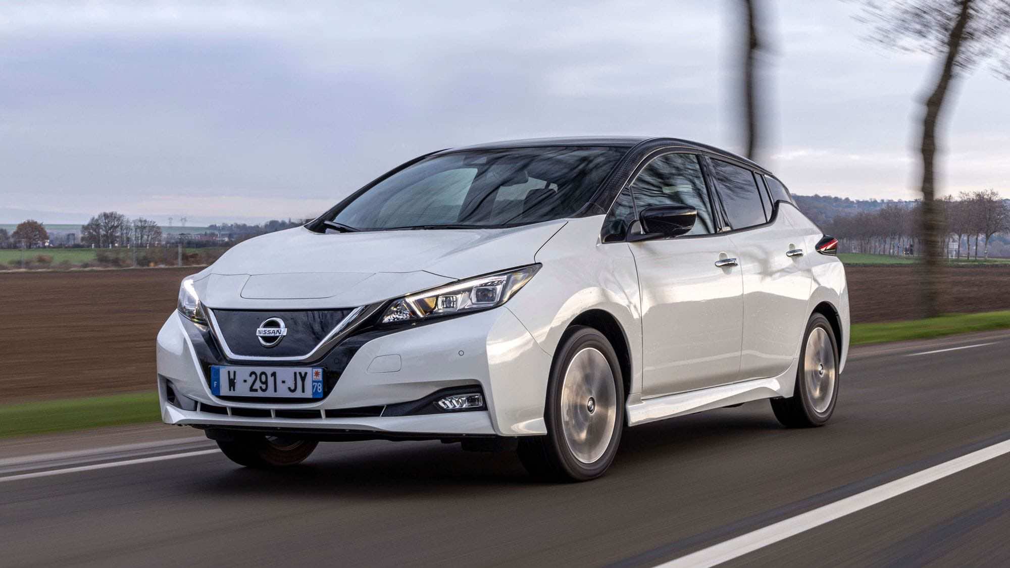 Λευκό Nissan Leaf σε κίνηση