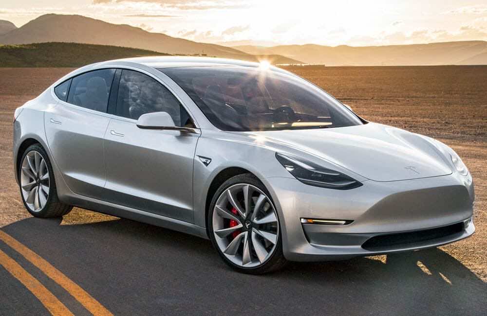 Tesla model 3 σε δρόμο της ερήμου