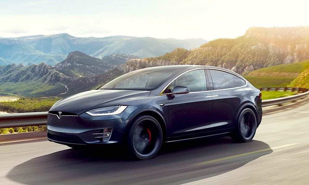 Tesla Model X στον δρόμο με φόντο βουνά