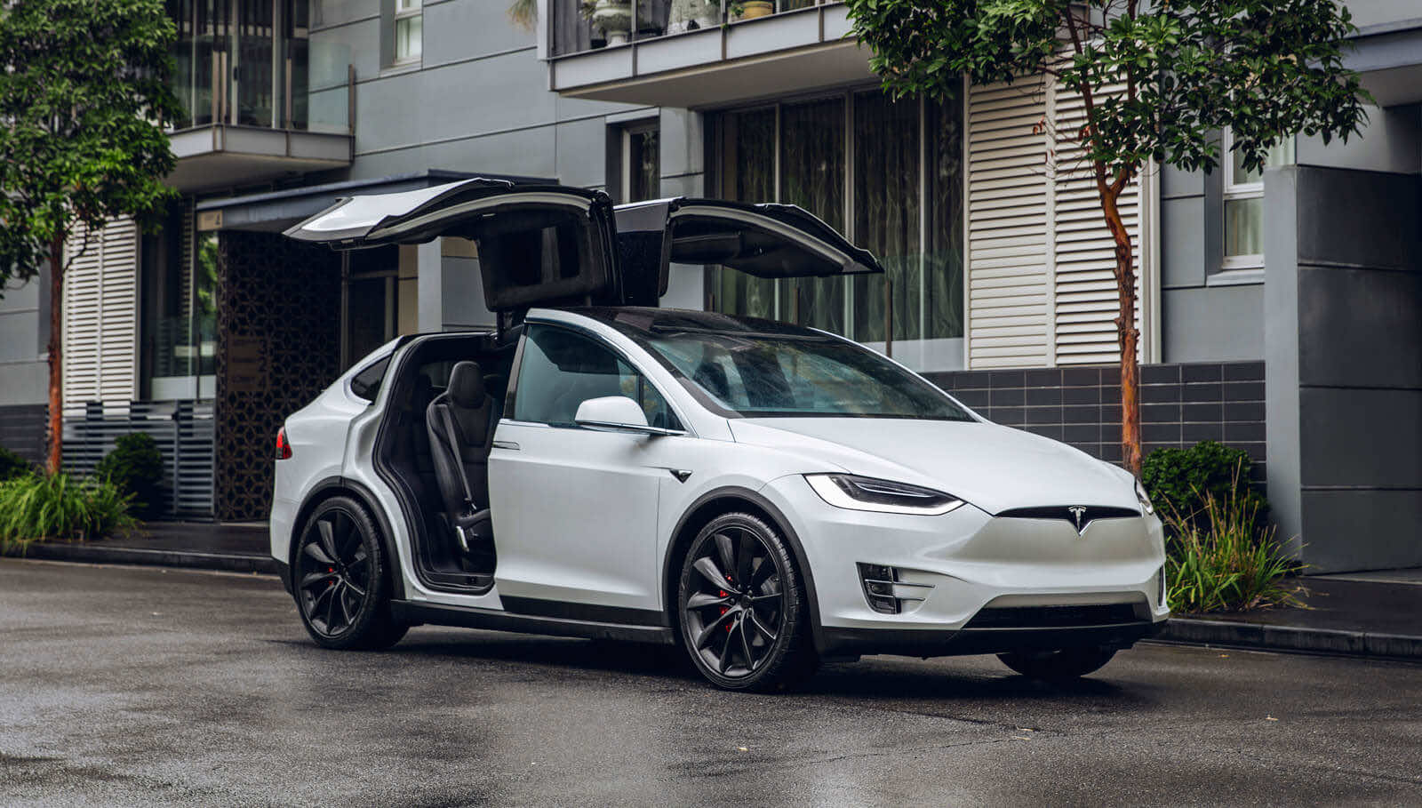 Tesla Model X σε αστικό δρόμο, με ανοιγμένες πόρτες