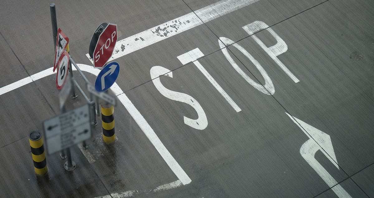 δρόμος απόψηλά με βαμμένη τη λέξη stop