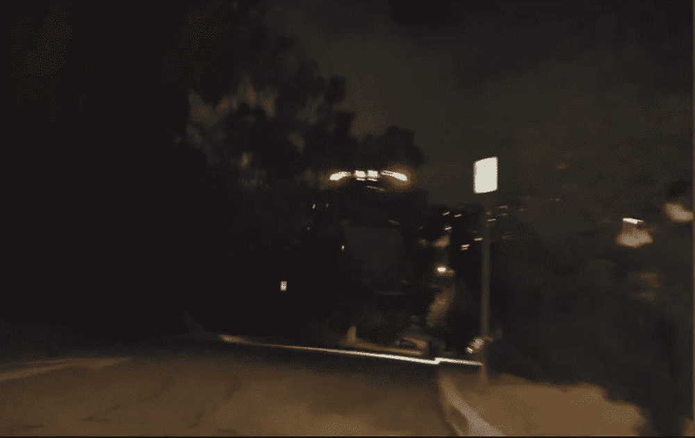 Δρόμος τη νύχτα φώτα αυτοκινήτου φαίνονται στο σκοτάδι