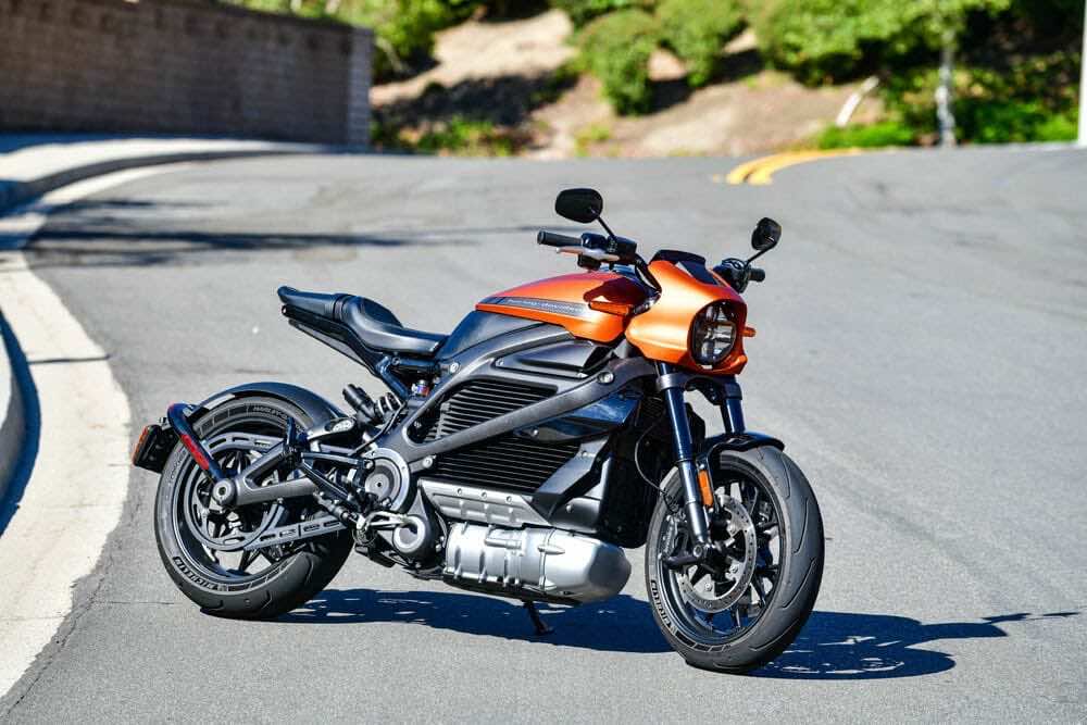 Harley-Davidson LiveWire μαύρη πορτοκαλί παρκαρισμένη σε δρόμο