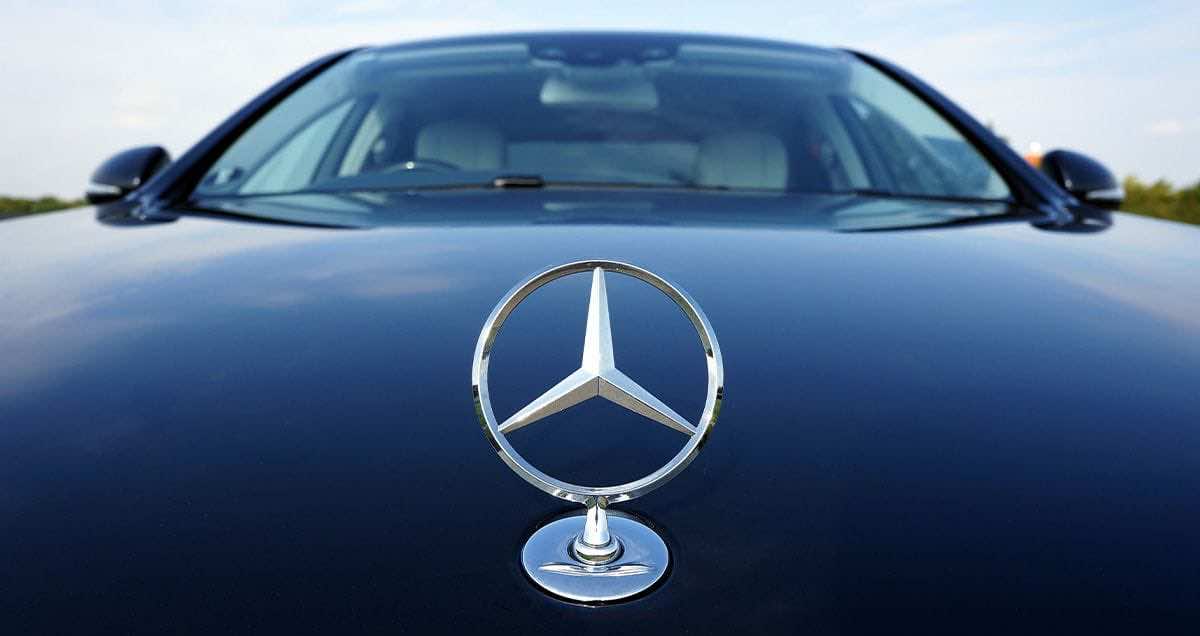 Έμβλημα Mercedes-Benz, αυτοκίνητο από μπροστά