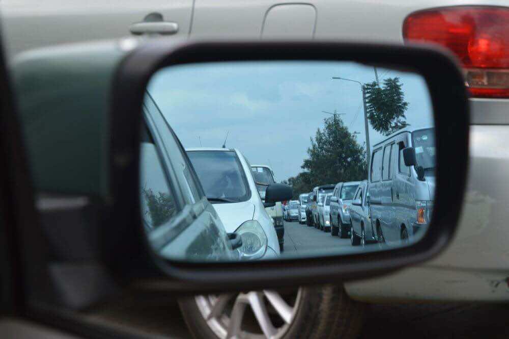 Αυτοκίνητα στον δρόμο μέσα από καθρέφτη οχήματος