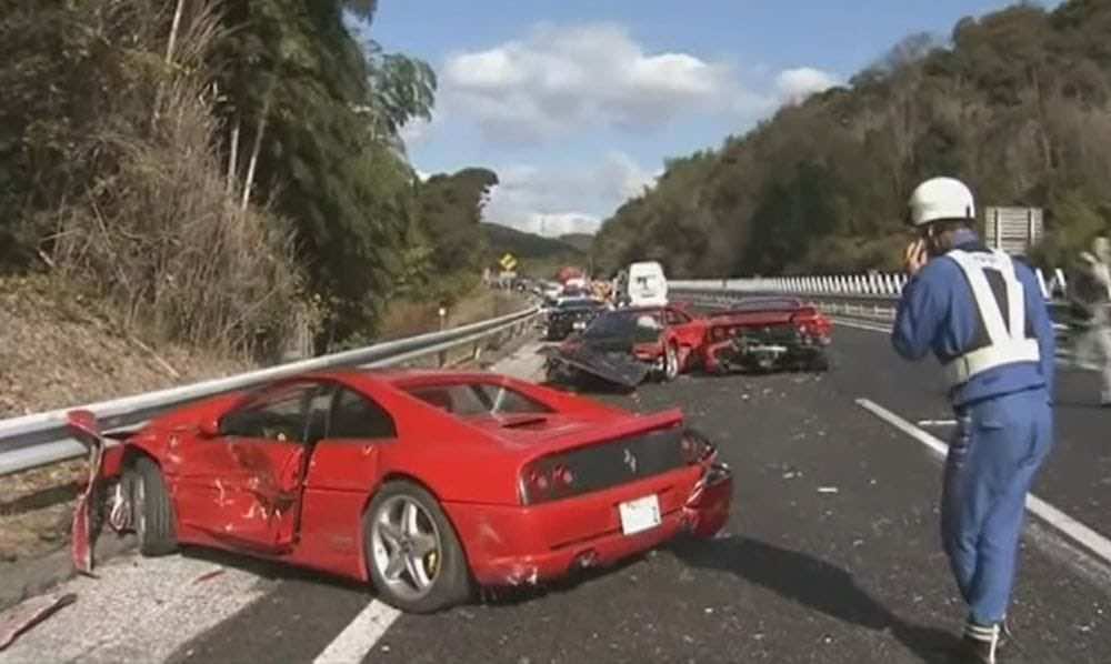 Ferrari τρακαρισμένες στις μπάρες και μεταξύ τους πάνω στον δρόμο