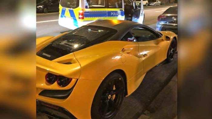 Κίτρινη Ferrari σταματημένη δίπλα σε αστυνομικό όχημα