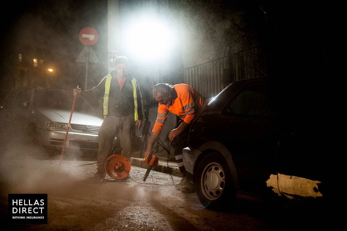 Επιδιόρθωση διάβασης πεζών από δύο εργάτες