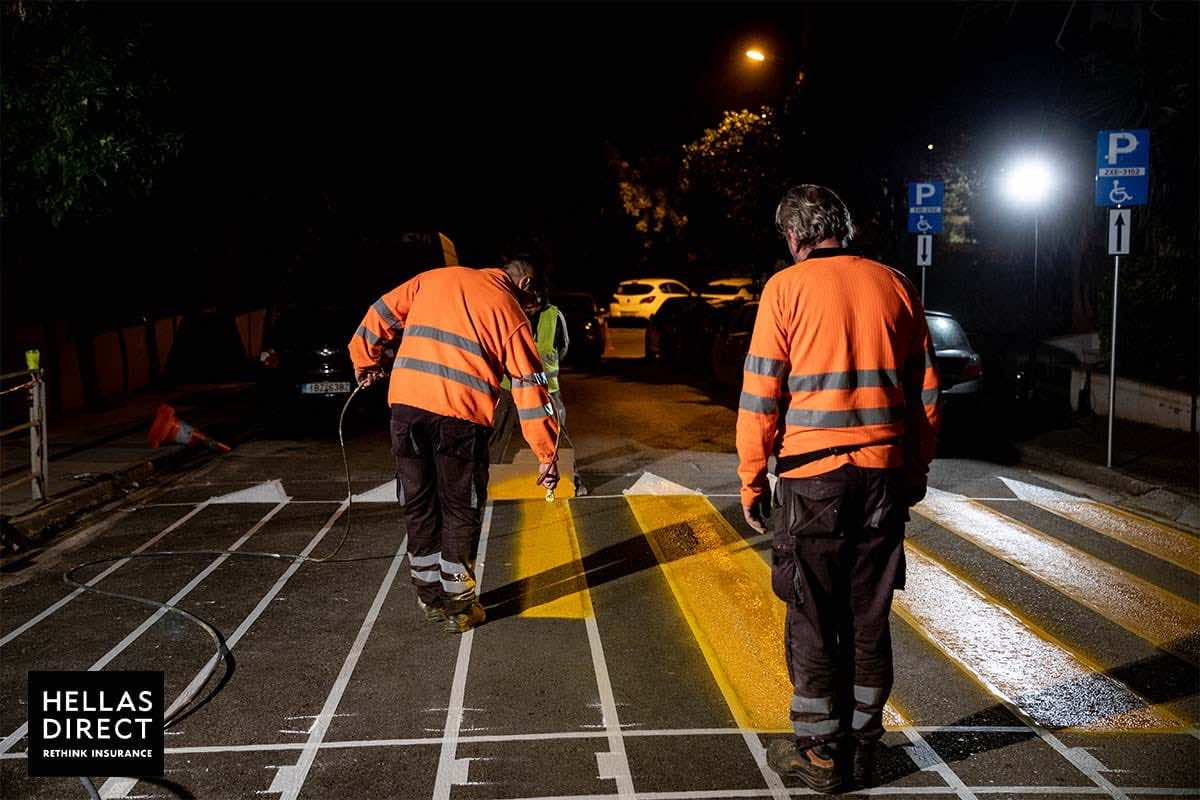 Βαφή διάβασης πεζών από εργάτες