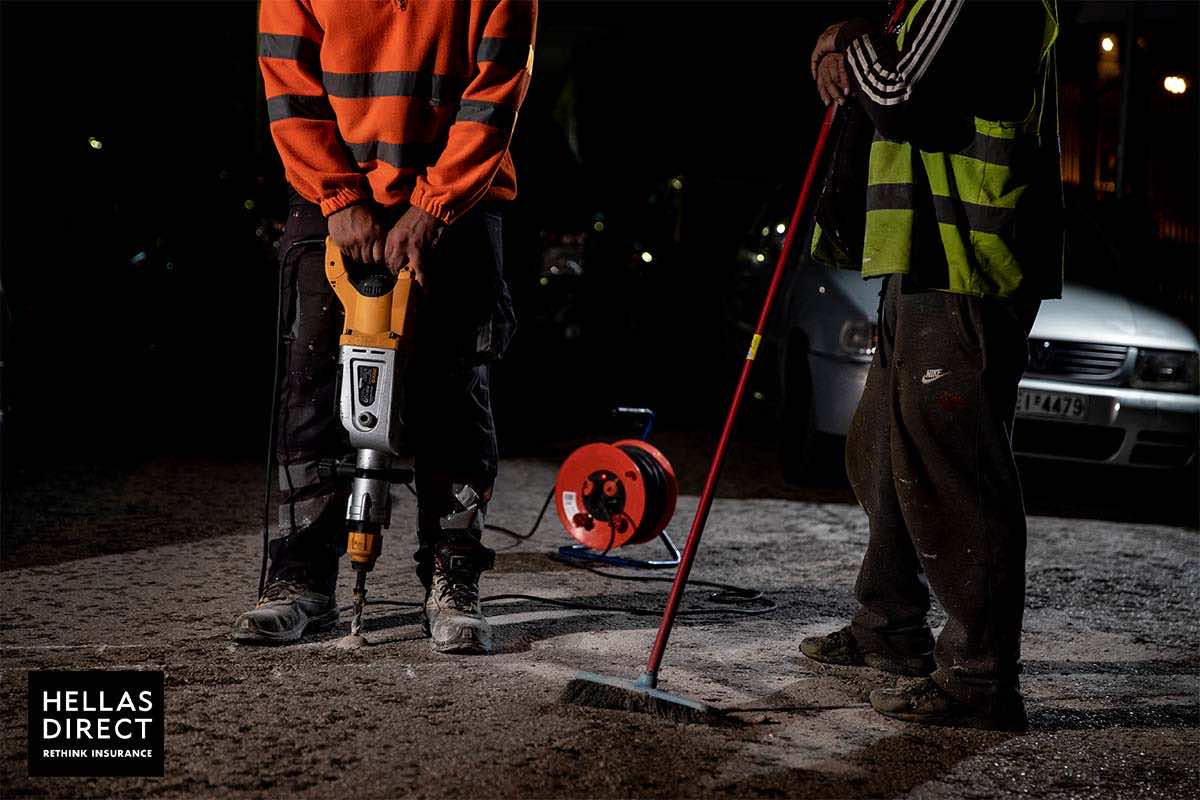 Επιδιόρθωση διάβασης πεζών από δύο εργάτες