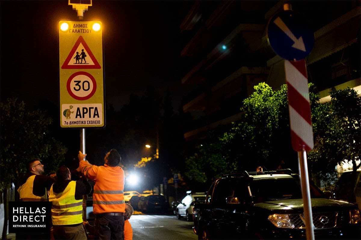 Τοποθέτηση πινακίδας για διάβαση πεζών και όριο ταχύτητας