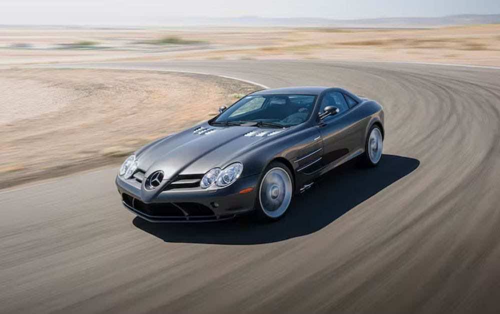 Mercedes-Benz SLR McLaren εν κινήσει σε στροφή