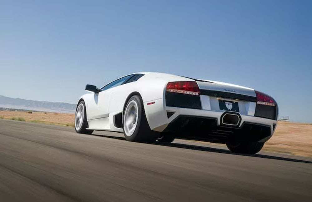 Πίσω μέρος Lamborghini άσπρης σε έρημο δρόμο
