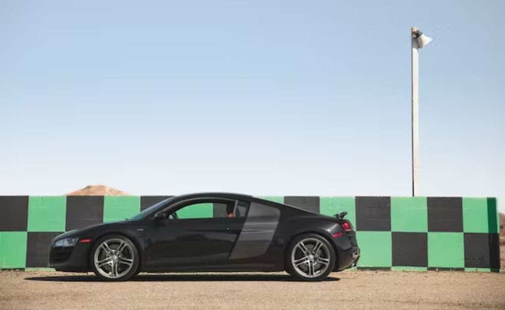 Audi μαύρο σταθμευμένο, εικόνα στο πλάι