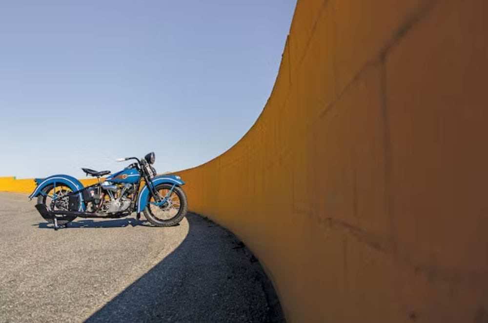 παρκαρισμένη μπλε vintage Harley Davidson