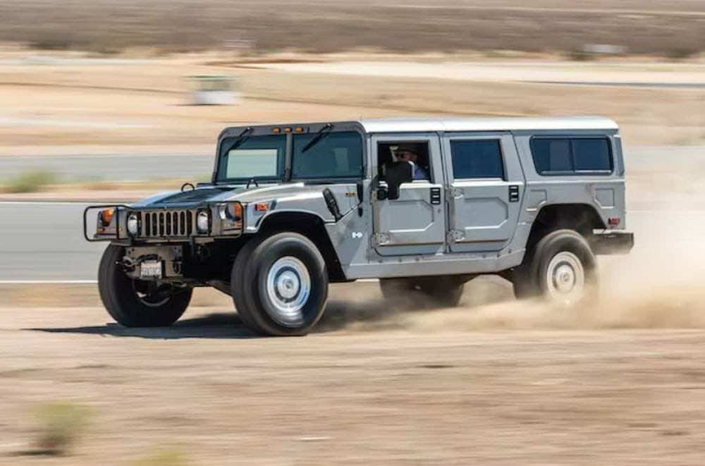 Hummer εν κινήσει στο χώμα