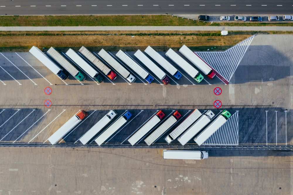 Αεροφωτογραφία παρκαρισμένων φορτηγών