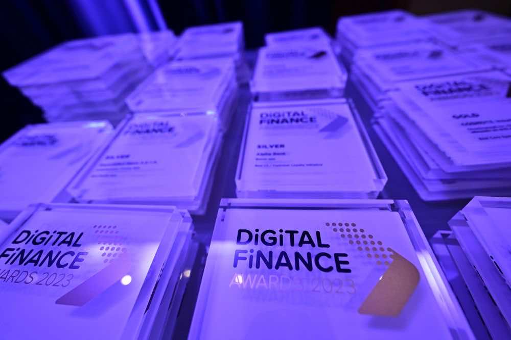 Πλάνο από την βράβευση με κάρτες που αναγράφουν το "Digital finance awards 2023"