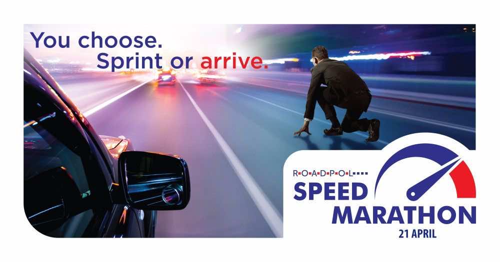 αφίσα της ευρωπαϊκής τροχαίας αυτοκινητοδρόμων δείχνει δρόμο με αυτοκίνητο κι έναν άνδρα σε θέση εκκίνησης αγώνα δρόμου