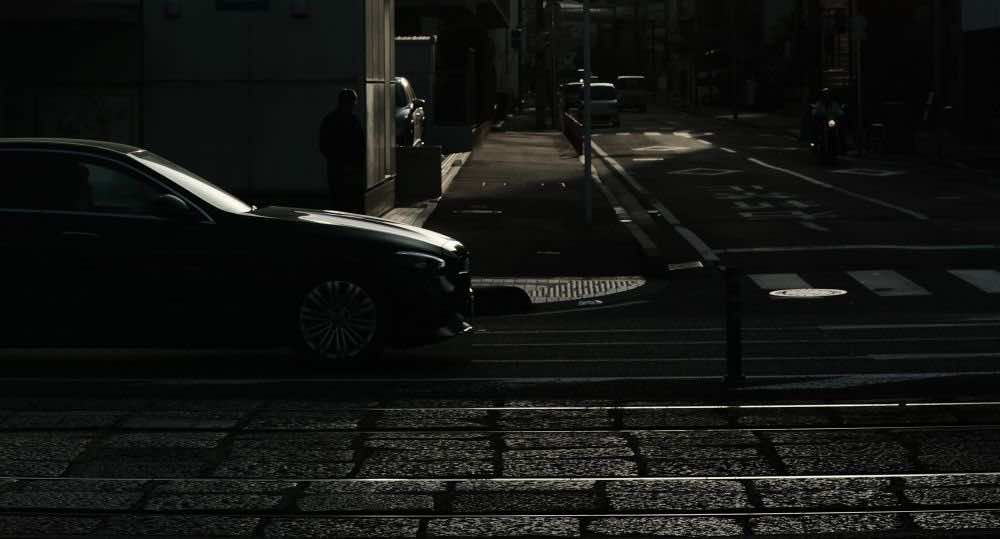 Σκοτεινή εικόνα, αυτοκίνητο σε δρόμο από το πλάι