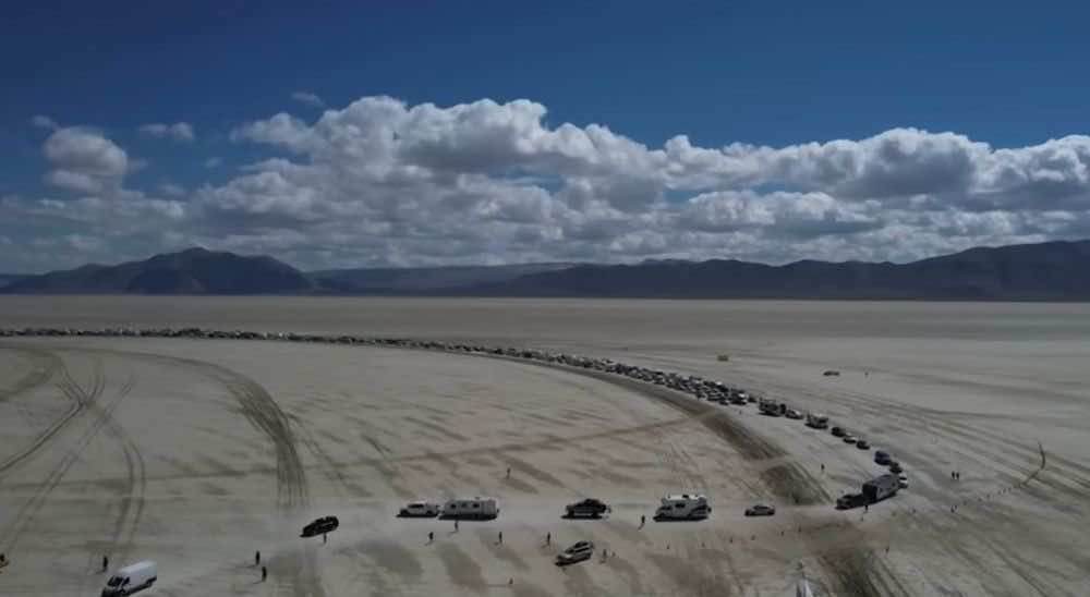εικόνα από το μποτιλιάρισμα στην έρημοβ της Νεβάδα μετά το φεστιβάλ Burning Man