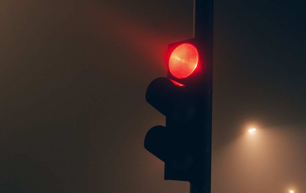 κόκκινο φανάρι δρόμου με φόντο ομίχλη
