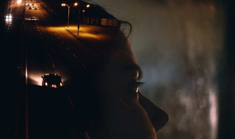 προφίλ γυναίκας, στο σημείο του κεφαλιού ένθετη εικόνα νυχτερινού δρόμου μ φωτισμένα αυτοκίνητα να περνούν
