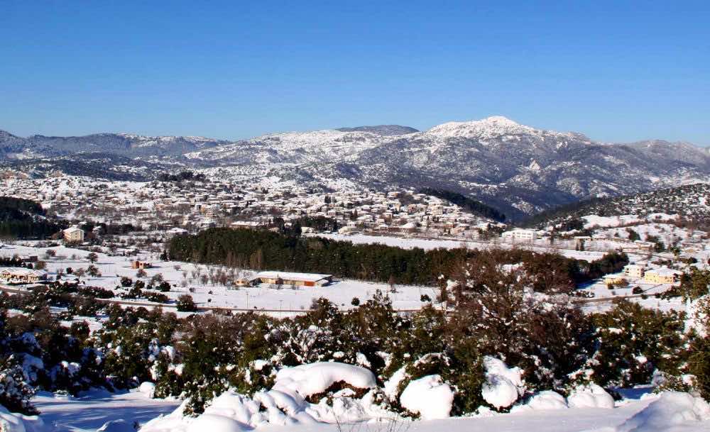 Εικόνες από την Αρκαδία, σπίτια με φόντο βουνό και χιόνια