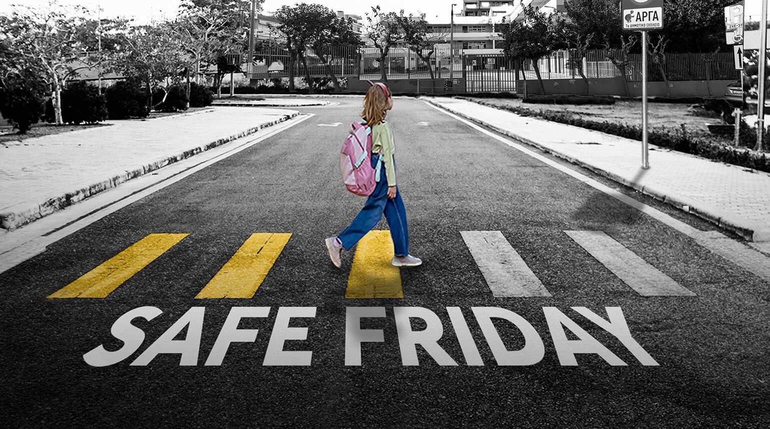 Δρόμος με γραμμένο Safe Friday στην άσφαλτο, κορίτσι διασχίζει λευκή διάβαση που γίνεται κίτρινη πίσω της