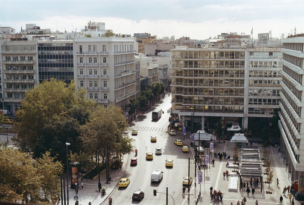 εικόνα της πλατείας Συντάγματος από ψηλά με αραιή κίνηση στον δρόμο