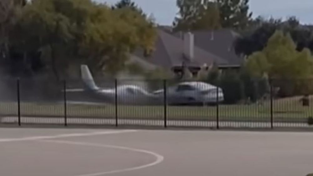 μικρός δρόμος με φόντο δέντρα, αεροπλάνο συγκρούεται στο πλάι με αυτοκίνητο
