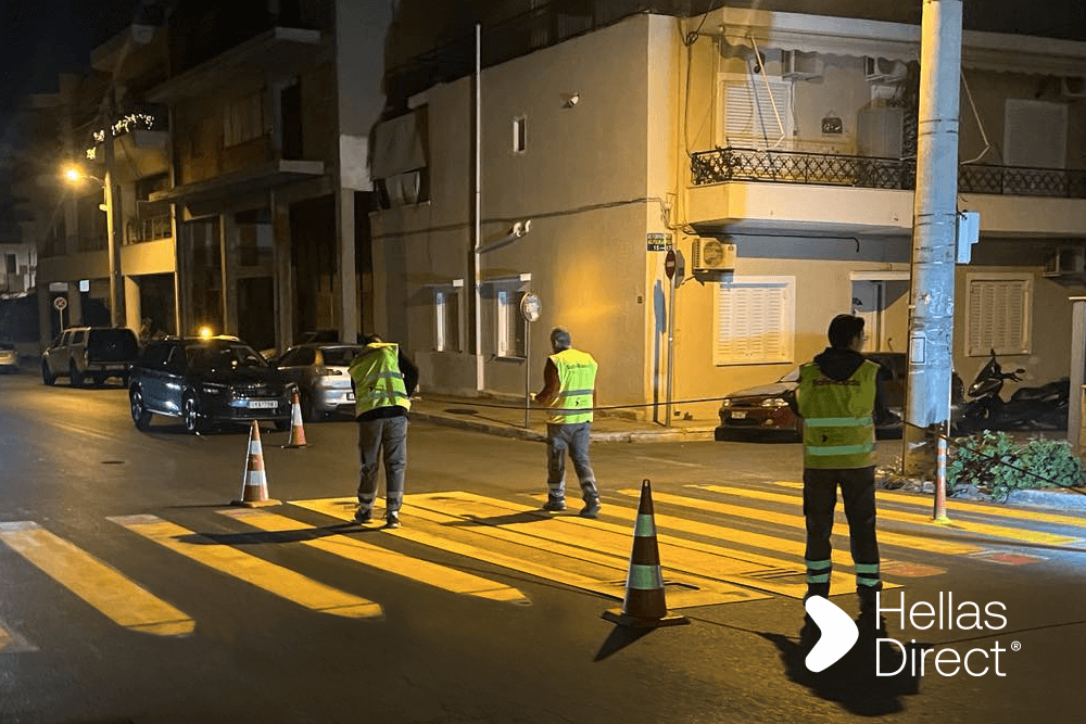 φρεσκοβαμμένη διάβαση πεζών με κίτρινα μολύβια, το συνεργείο δουλεύει