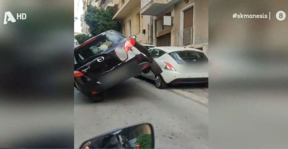 δρόμος στην Αθήνα, αυτοκίνητο έχει σηκωθεί στις δύο ρόδες πάνω σε παρκαρισμένο