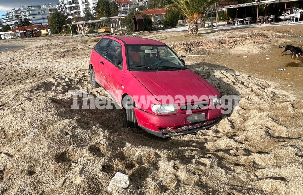 αυτοκίνητο κολλημμένο στην άμμο