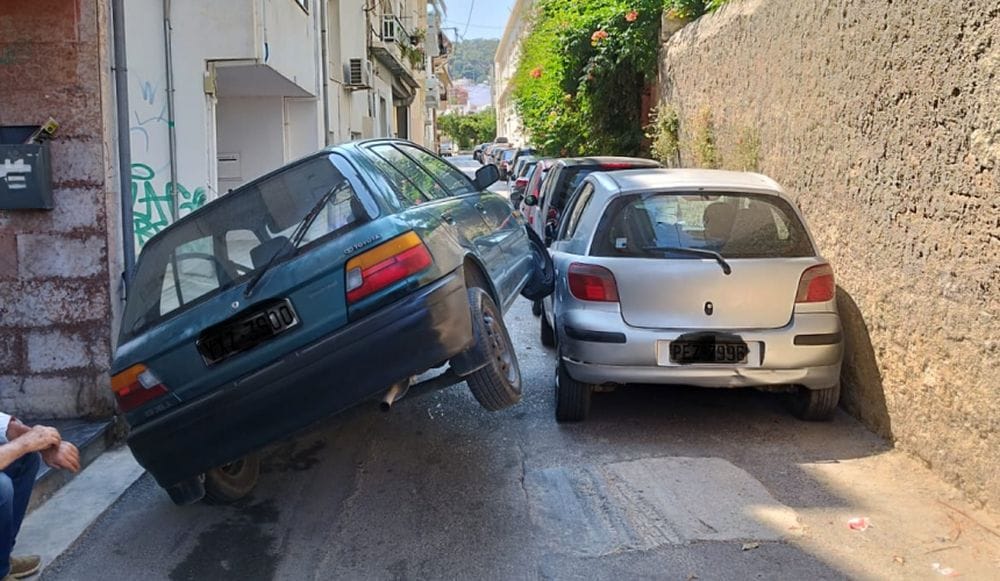 δρόμος στο Ρέθυμνο, αυτοκίνητο έχει σηκωθεί στις δύο ρόδες πάνω σε παρκαρισμένο