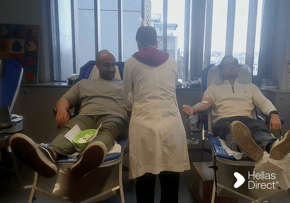 Αιμοδοσία, δύο αιμοδότες ξαπλωμένοι και ανάμεσά τους μία νοσηλεύτρια