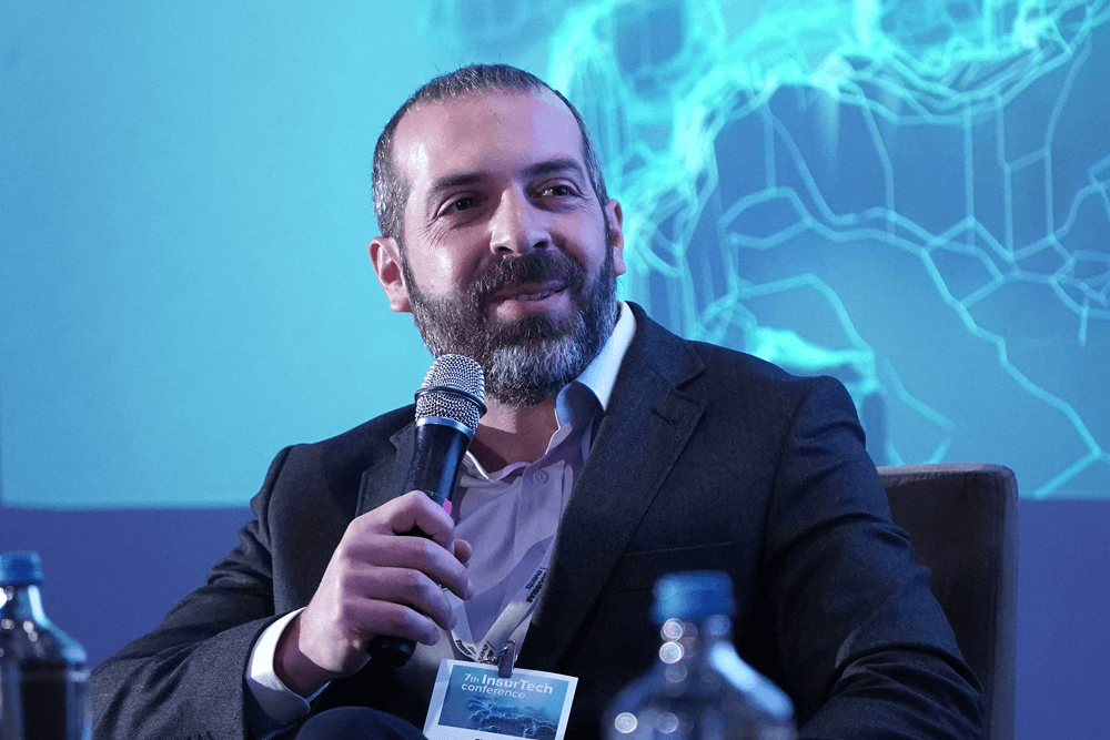 Κοντινό σε καθιστό ομιλητή στο 7ο InsurTech Conference