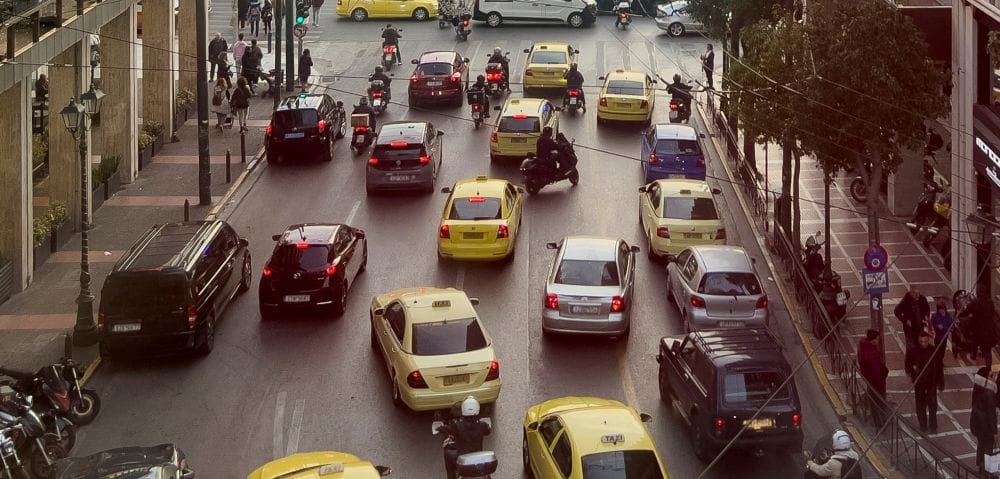 δρόμος στο Σύνταγμα από ψηλά, αυτοκίνητα βγαίνουν προς την πλατεία
