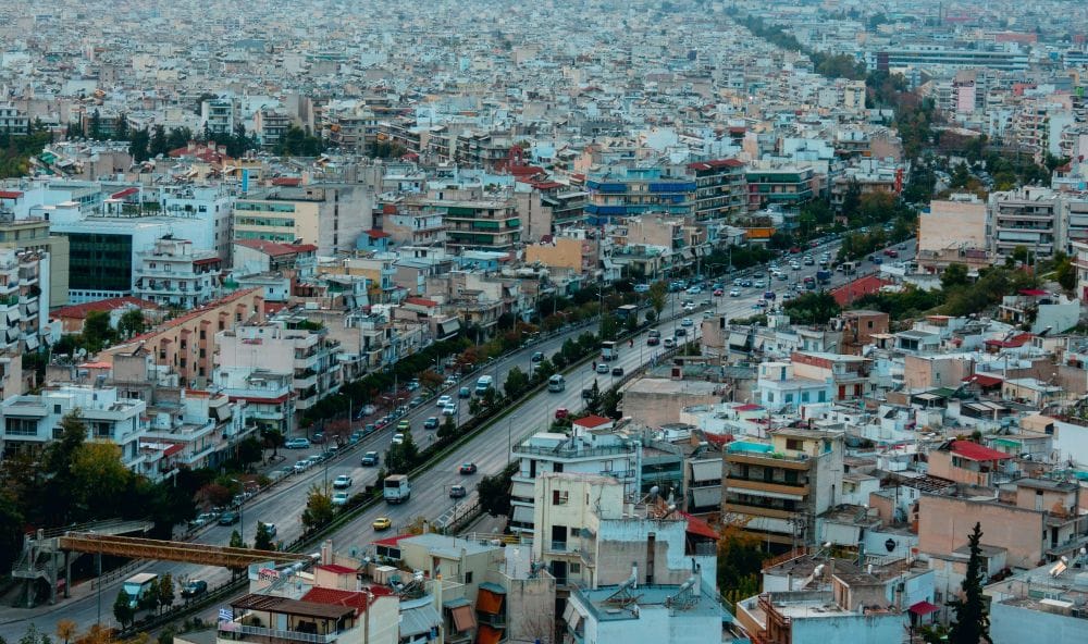 Αθήνα από ψηλά, δρόμος με πολλές λωρίδες με αυτοκίνητα, δεξιά και αριστερά πολυκατοικίες