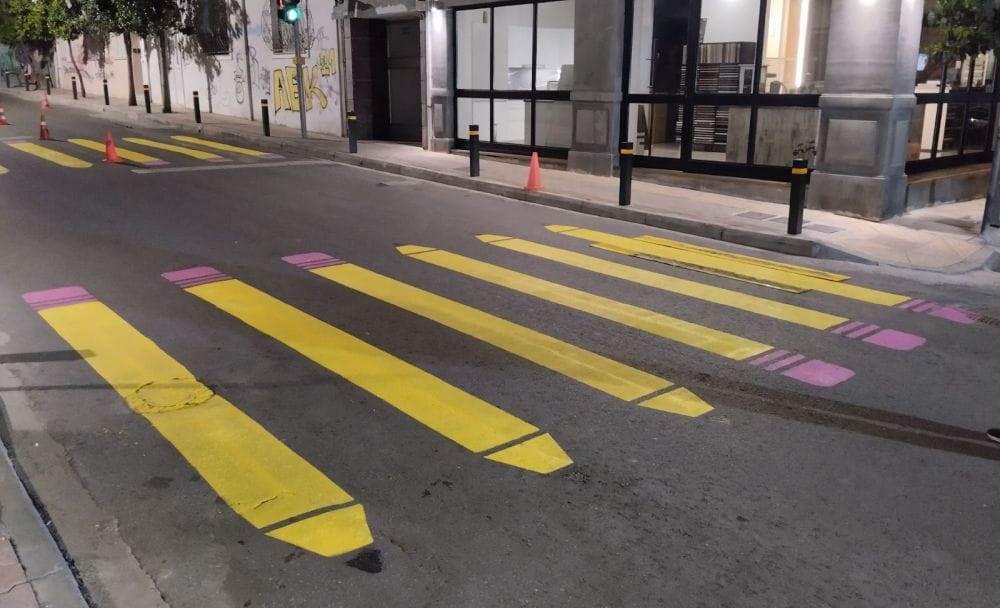 διάβαση πεζών με κίτρινα μολύβια στην άσφαλτο