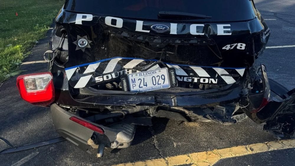 περιπολικό από πίσω τρακαρισμένο, πεσμένος προφυλακτήρας και σπασμένα φανάρια