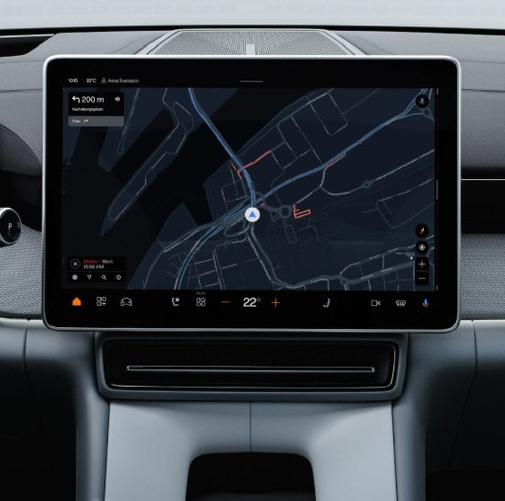 Εικόνα μέσα από την καμπίνα του Polestar 4, στην κεντρική οθόνη εικόνα από google maps με navigator